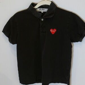 Comme des Garçons PLAY
Black Polo Shirt - Red Heart
Logo - Size Small